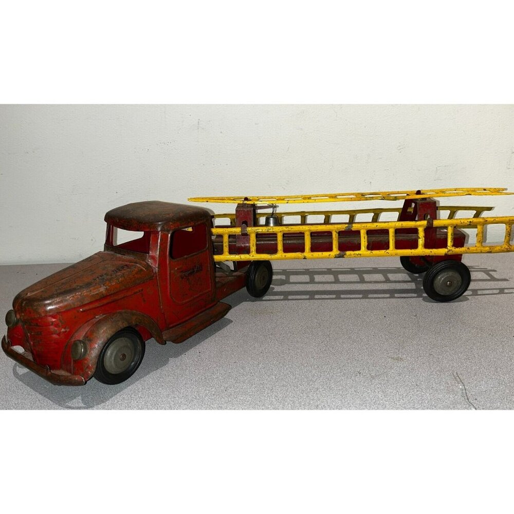 Vintage 1940’s Structo Diamond T Fire Department Ladder Pressed Steel Truck